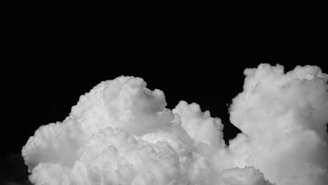 humo blanco como nubes en un fondo de cielo negro imágenes de lapso de tiempo.