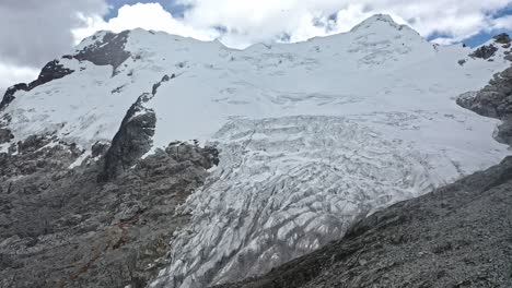 vista aérea de un glaciar tropical de gran altitud en los andes del perú: derretimiento y contracción debido al calentamiento global que causa inundaciones.
