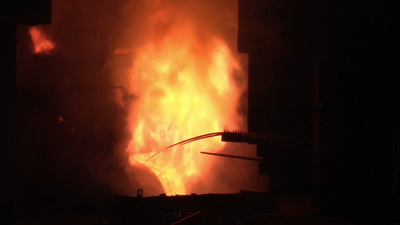 산업용 오븐 화재. 금속 오븐 화재. 오븐에서 금속을 녹이는 화재