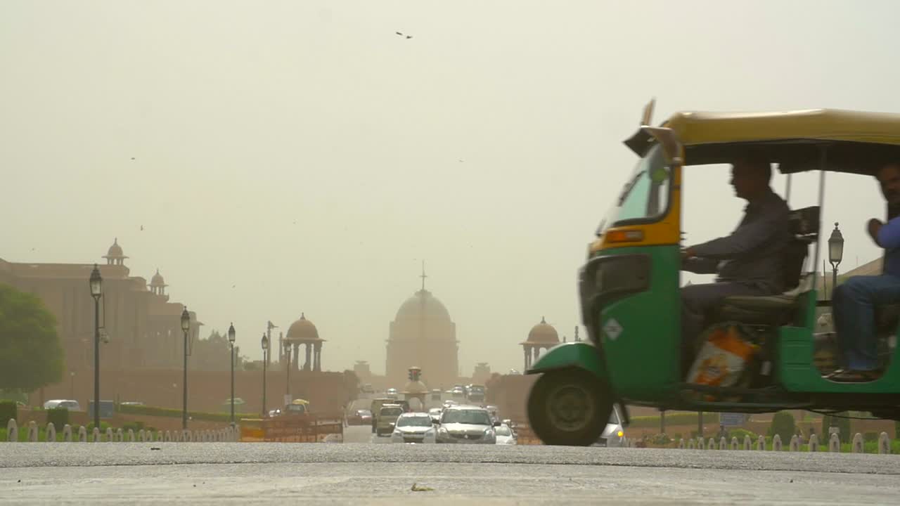 교차로를 건너는 교통