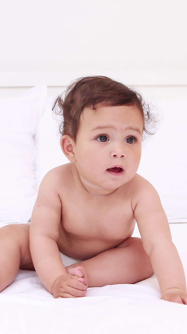 bebé lindo mirando a su alrededor