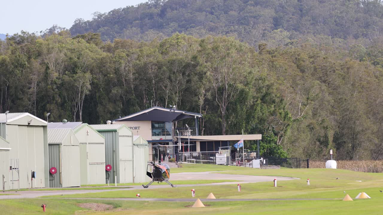 크리켓 경기는 푸른 풍경 속에서 펼쳐집니다.