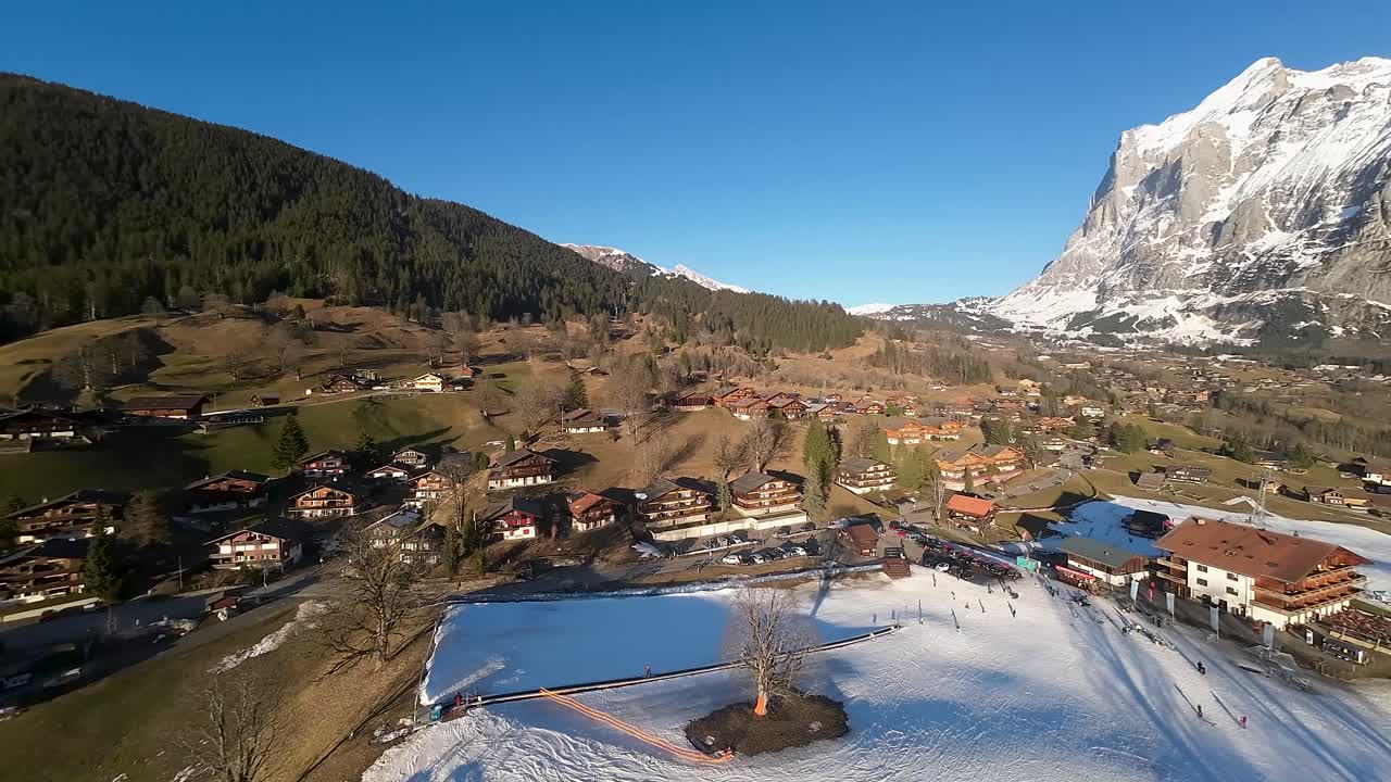 área turística de grindelwald con poca nieve