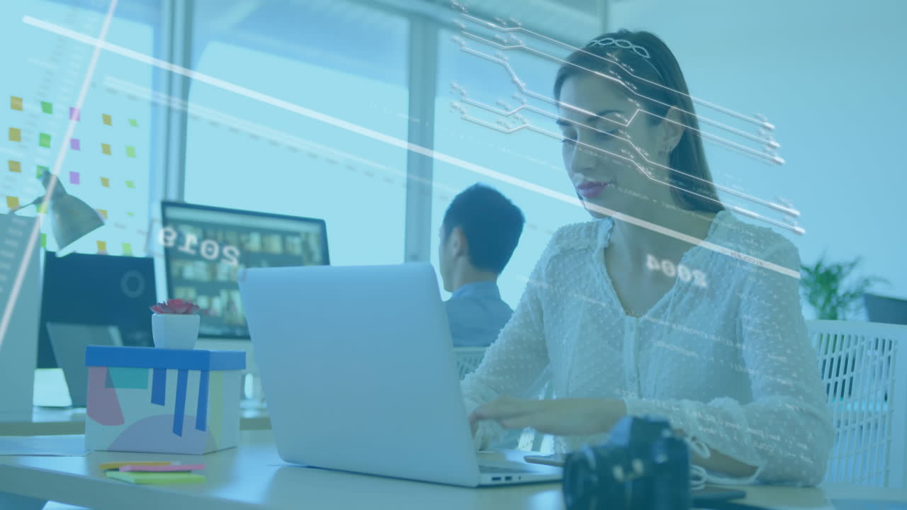 animación del procesamiento de datos financieros sobre diversas personas de negocios que trabajan en la oficina