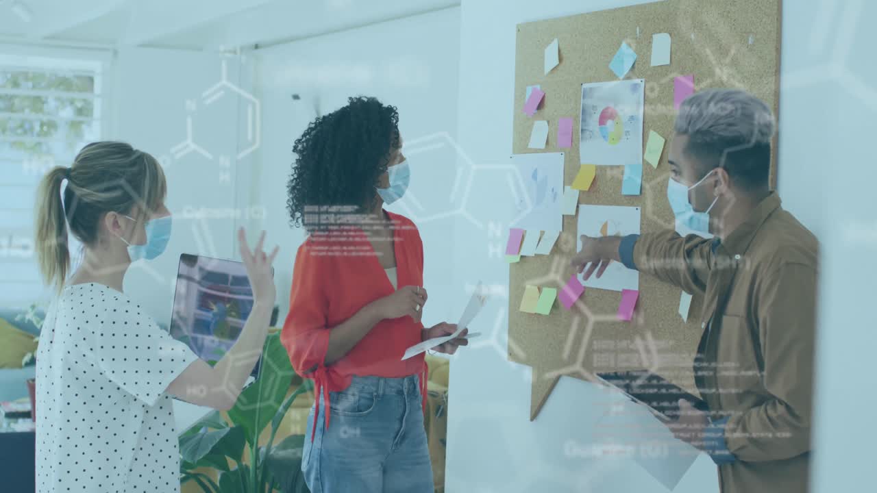 animación de la interfaz digital que muestra estadísticas con colegas en la oficina que usan máscaras faciales