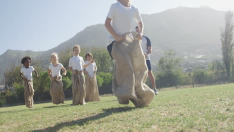 Niños-Jugando-Una-Carrera-De-Sacos-En-El-Parque