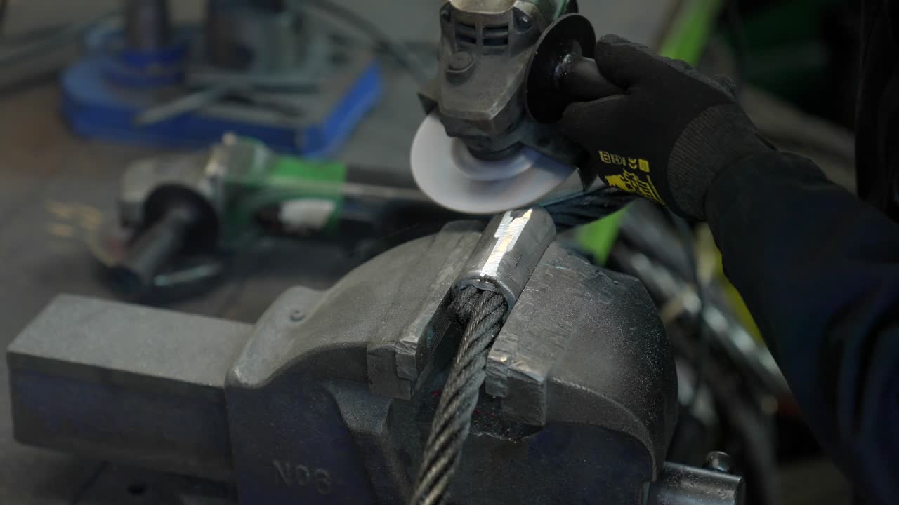 шлифование кромки завальцованной втулки талурита на стальной проволочной петле, мастерские тиски