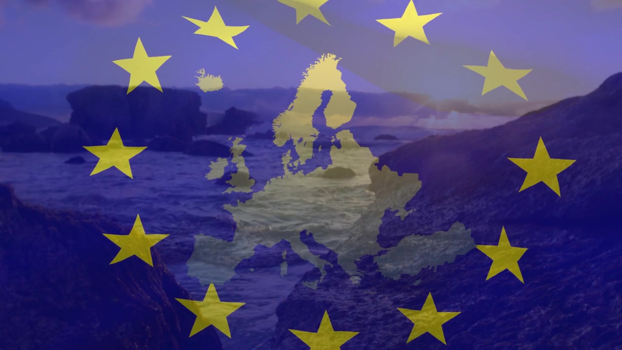 Znak EU se objevuje nad soumračným pobřežím, maska mapy ukazuje vlny a pulzující hvězdy spojující námořní vazby.