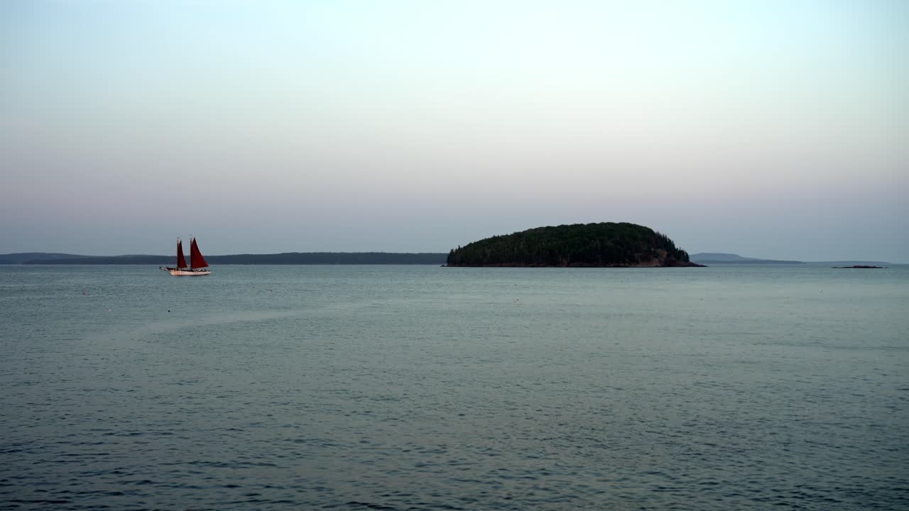 해가 지는 동안 항해하는 항해 보트의 넓은 각도 뷰