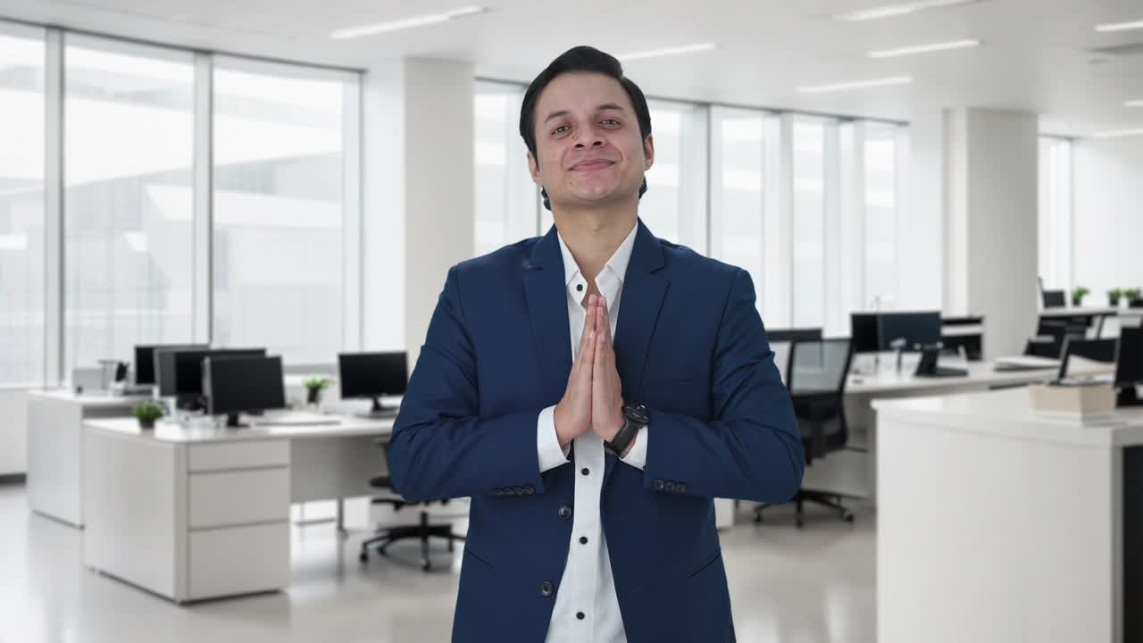 hombre de negocios indio feliz haciendo namaste