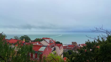 Lisboa,-Portugal,-Con-Vistas-A-La-Ciudad-Y-Al-Río-Tajo-Durante-El-Día