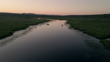 Kirschfluss-Mit-Kajakfahrern-Während-Des-Sonnenuntergangs-In-Magog,-Quebec,-Kanada