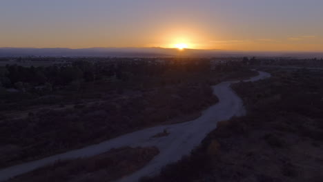 Luftaufnahme-Des-Ausgetrockneten-Flussbettes-Bei-Sonnenaufgang
