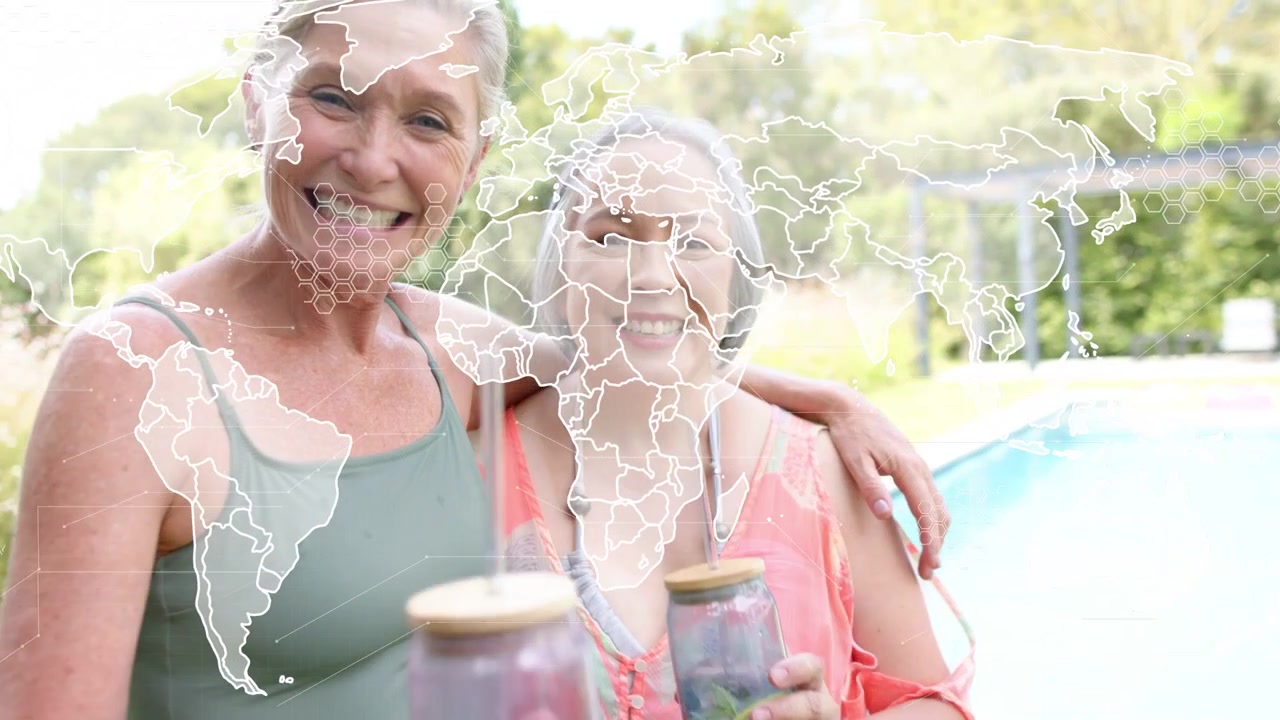 Dos mujeres posando junto a la piscina, levantando un tarro de cristal hacia la cámara para brindar, con un mapa mundial de viajes superpuesto en la escena.