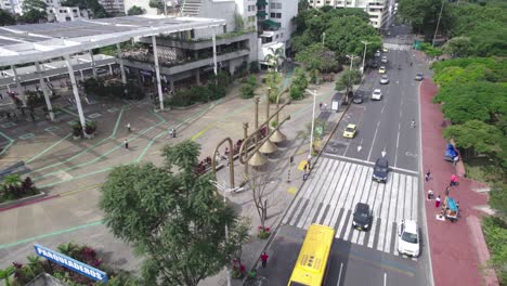 este cautivador metraje aéreo te lleva en un viaje hipnótico por encima de las animadas calles de cali, colombia.