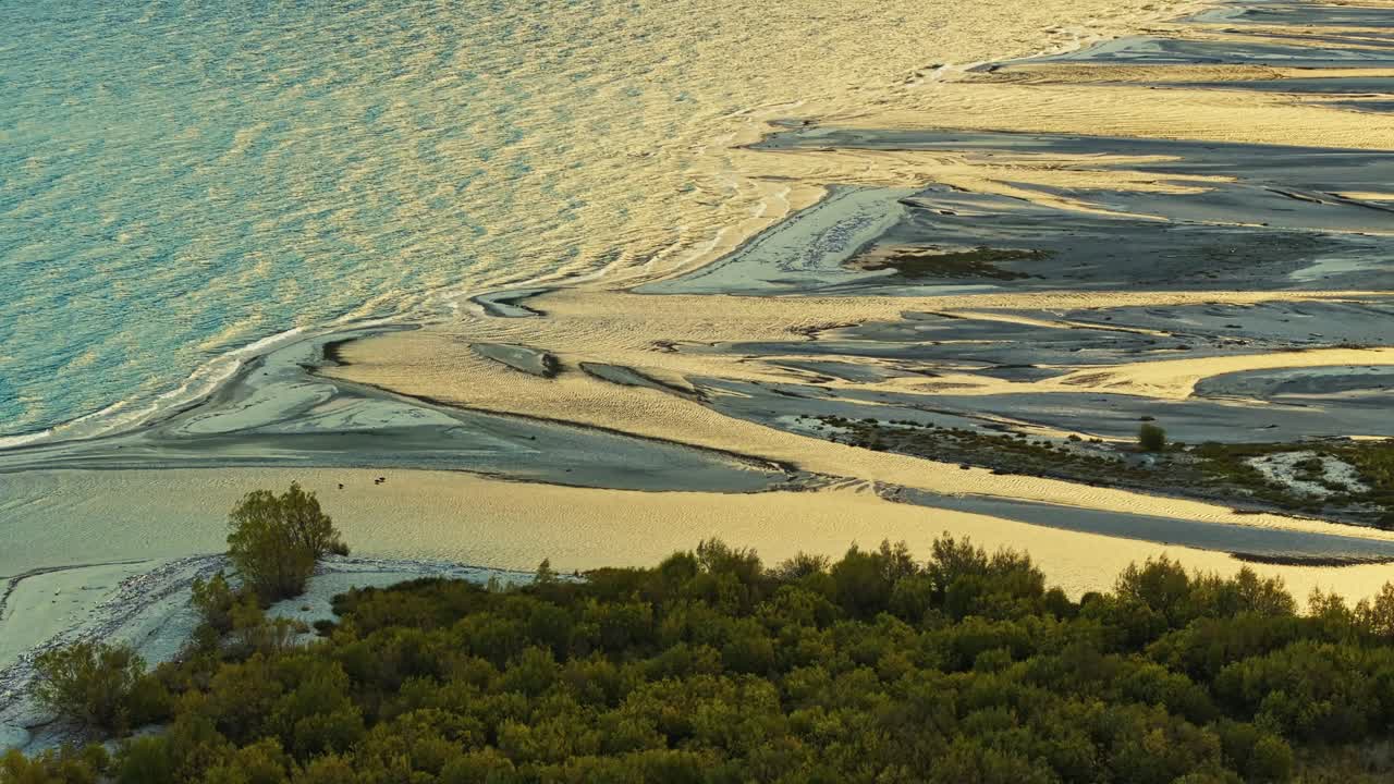 el resplandor de la hora dorada de la luz se refleja a través de la llanura de inundación del delta del lago de encuentro