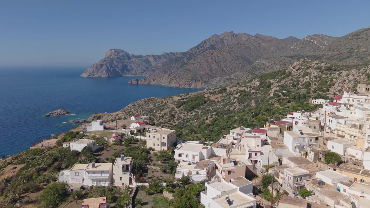 Luftaufnahme des Dorfes Mesochori, die seine traditionelle Architektur, die dramatische Berglandschaft und die unberührte Schönheit der Insel Karpathos zeigt