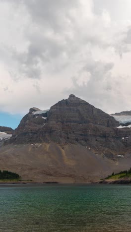 Timelapse-Vertical-De-4k,-Nubes-Sobre-El-Monte-Assiniboine-Y-El-Lago-Magog,-Paisaje-Escénico-De-Canadá