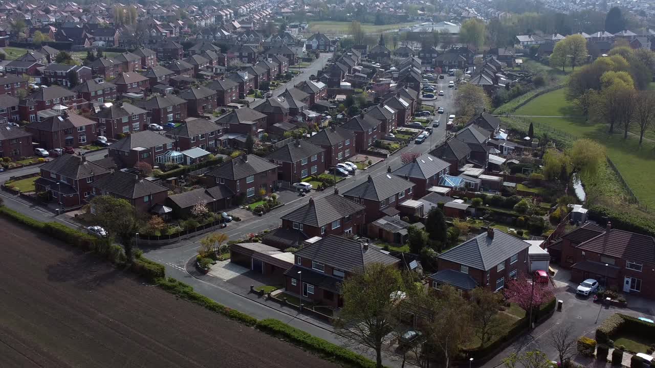 Luftfoto af boligområde i Lancashire set over engelsk landbrugsland med beboelseshuse.