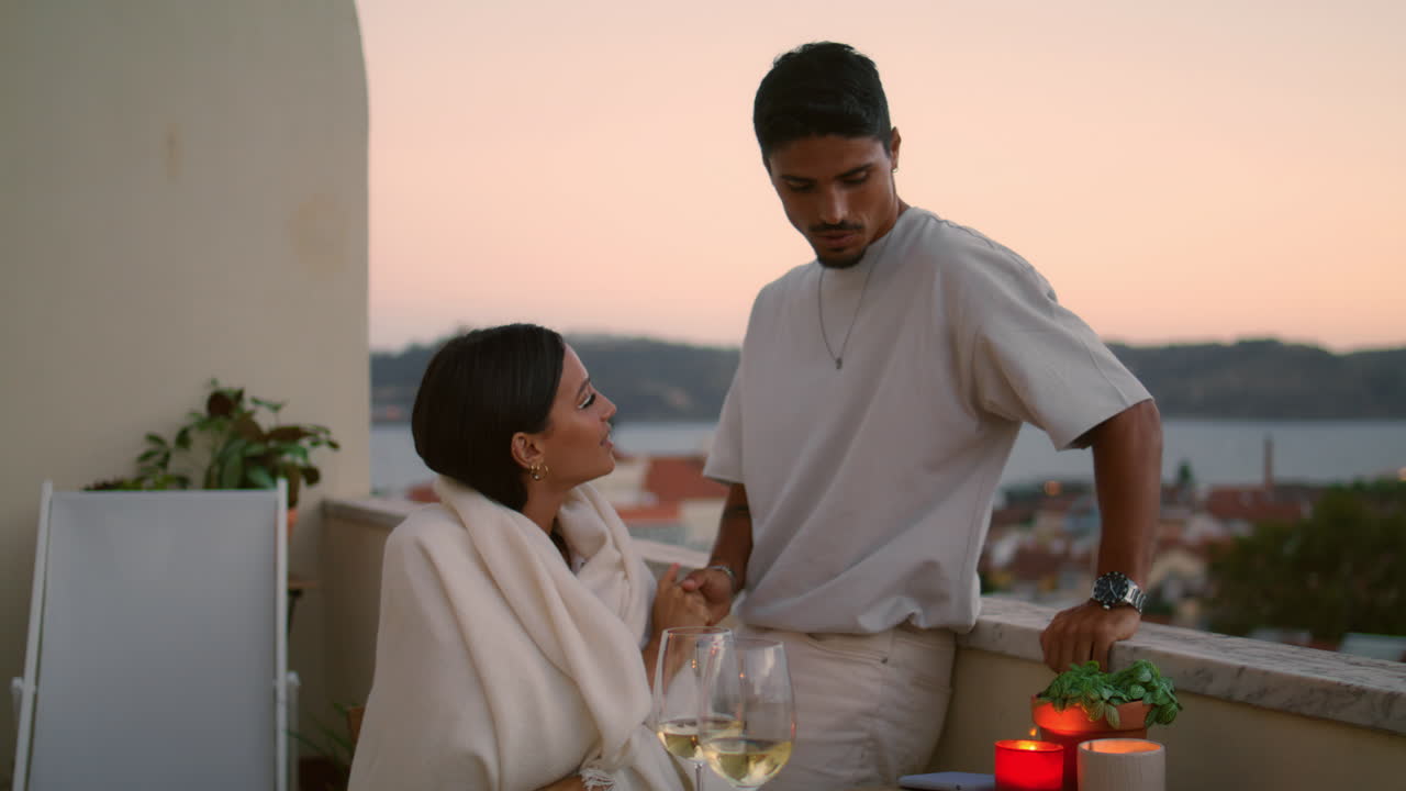 enamorados casados hablando terraza en el hotel con vista al mar pareja romántica luna de miel