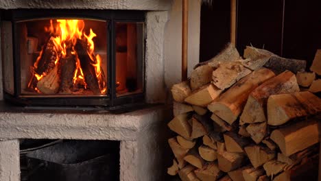 Fuego-De-Leña-En-El-Salón-Del-Bar