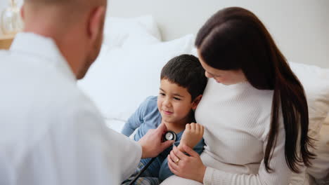 Atención-Sanitaria,-Estetoscopio-De-Un-Médico-Con-Una-Madre.