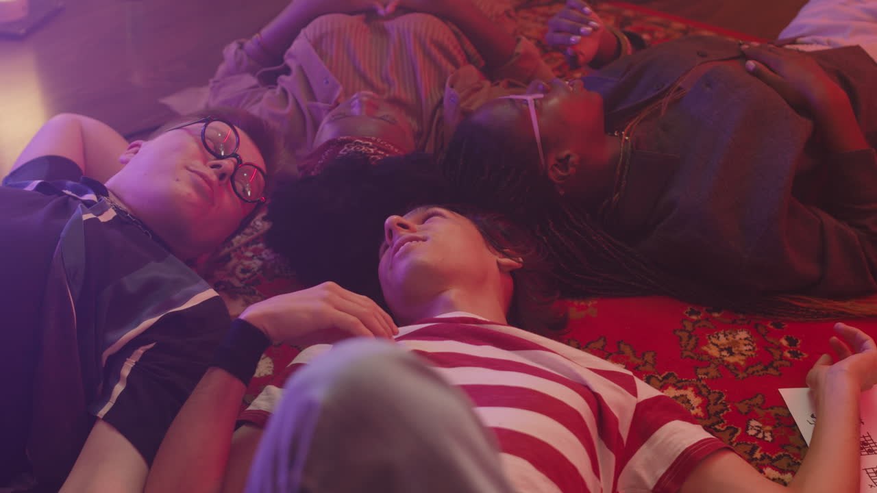 다민족 친구들이 원을 그리며 바닥에 누워 서로 이야기 4