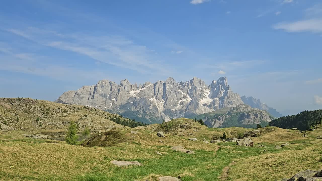 Passeggiata lenta verso le Pale di San Martino nelle Dolomiti italiane