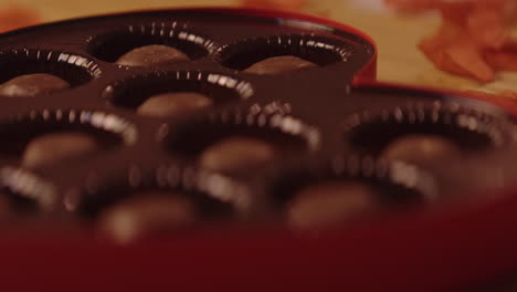 una caja de chocolates en forma de corazón