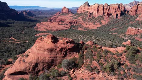 Vista-Aérea-De-Colinas-De-Arenisca-Roja-Y-Paisaje-Desértico-Alrededor-De-Sedona,-Arizona,-EE.-UU.