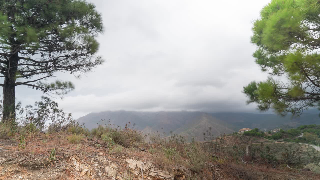 densas nubes fluyen sobre la montaña y el valle, vista de lapso de tiempo