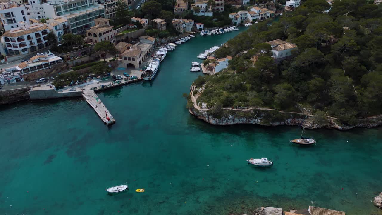 Klart turkisblåt havvand, sejlbåde og hoteller, Palma de Mallorca-øen
