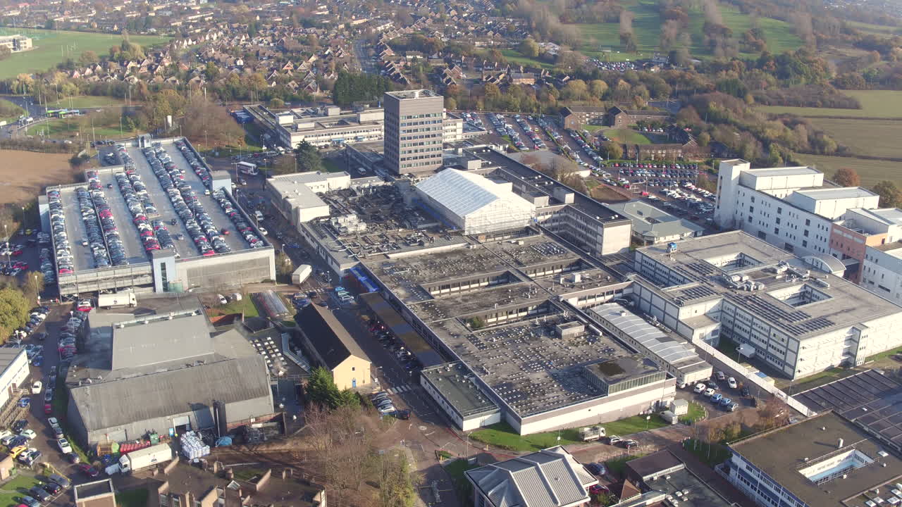 Weite Luftaufnahme des Basildon University Hospital A-E, Nethermayne, Essex, UK.
