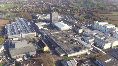amplia vista aérea del hospital universitario basildon ae, nethermayne, essex, reino unido