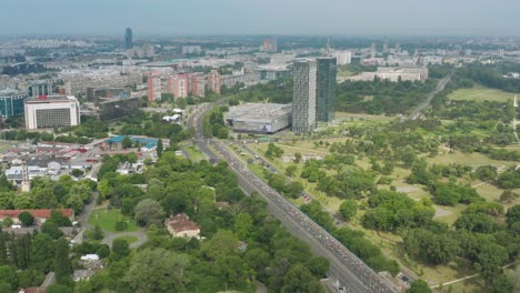 Panorama-De-Atletas-Corriendo-En-Bulevar-Mihajla-Pupina-Durante-El-Maratón-De-Belgrado-En-Serbia-Aérea,-Retroceso