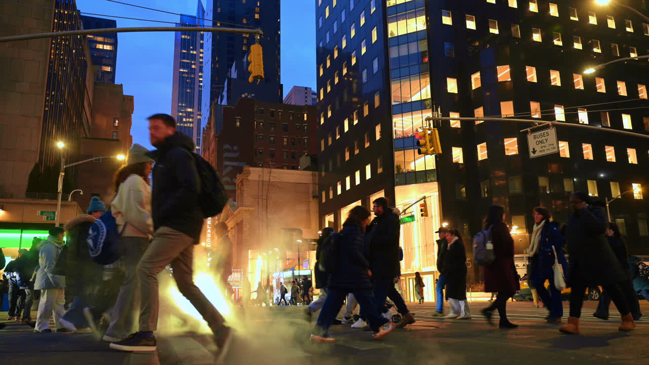 New York, USA, 28 dicembre 2025: Times Square Steam Street. Il vapore si alza dalle aperture sotterranee vicino a Times Square mentre i pedoni passano davanti agli schermi luminosi a Manhattan.