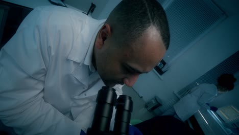 personal de laboratorio médico en el trabajo