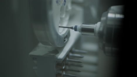 máquina de corte por cnc de coronas de zirconia a partir de circonia sin cocer