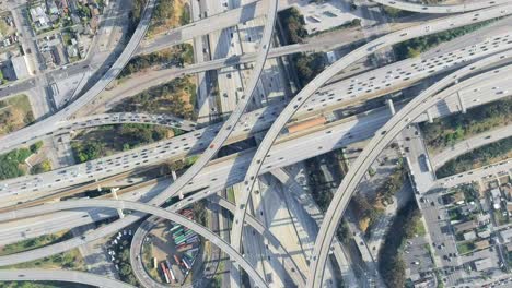 intersección de autopista ocupada en los ángeles con muchos carriles, vista aérea de arriba hacia abajo