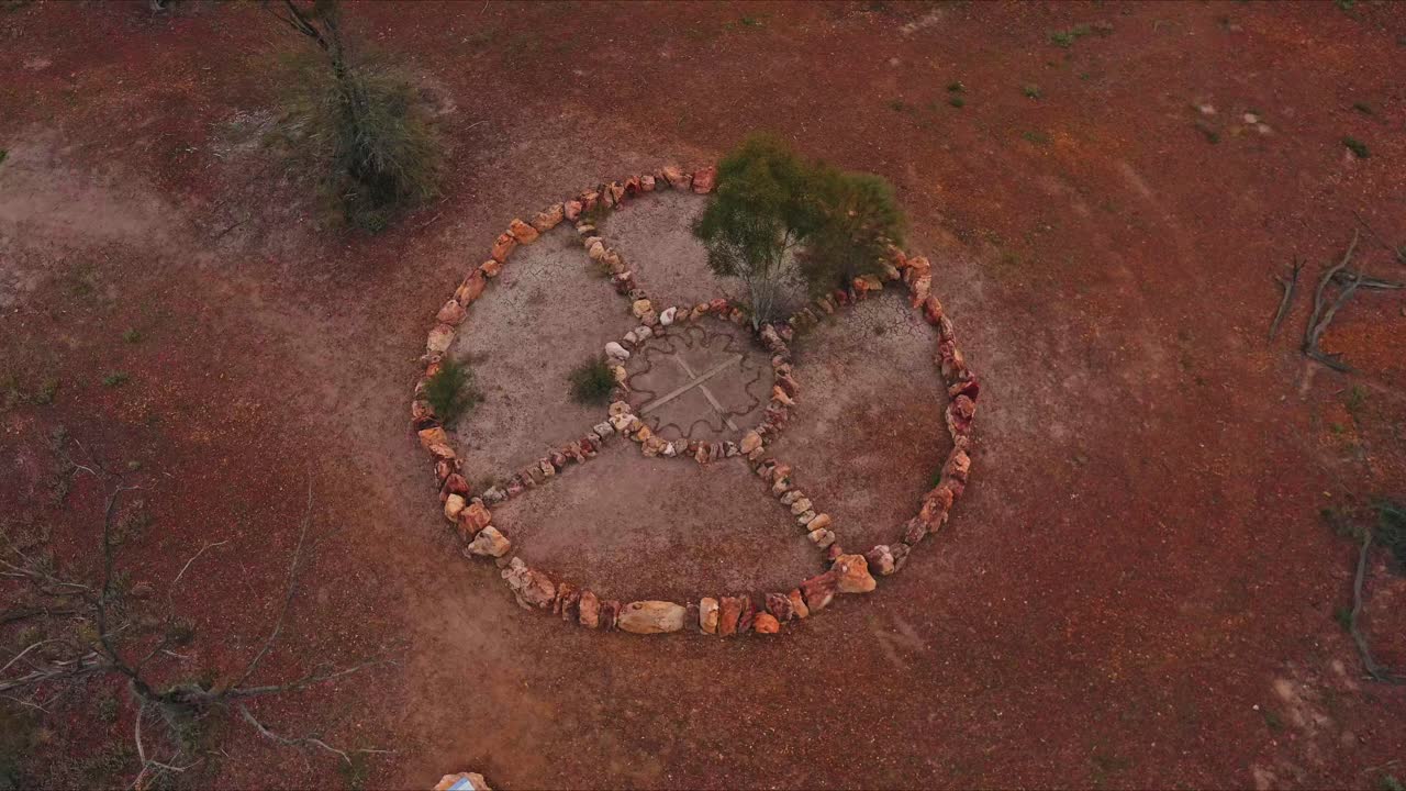 vista aérea de un arreglo de piedra indígena en un sitio sagrado en el desierto del interior de australia