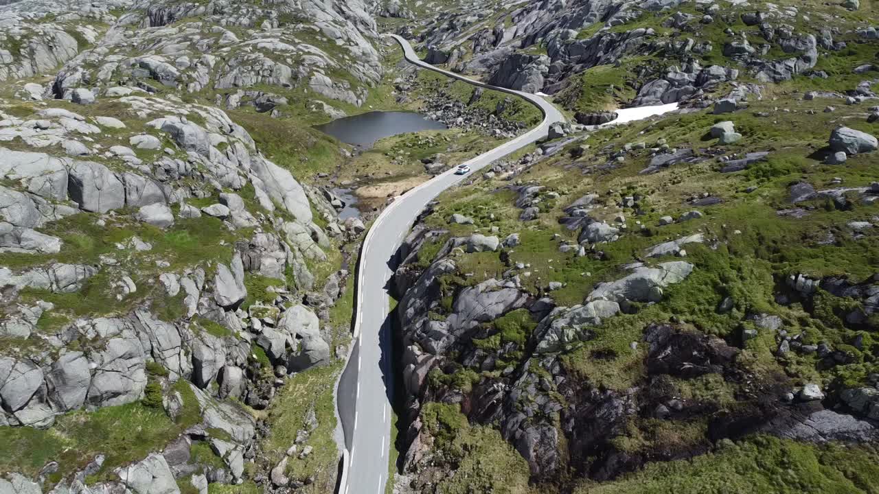 Bil kører over en smuk pasvej midt i Norge