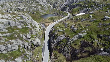 autofahrt über eine wunderschöne passstraße mitten in norwegen