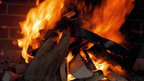 troncos de fuego ardiendo en el hogar