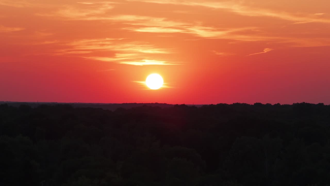 Telefoto nærbillede luftbåren dolly-optagelse af en levende solnedgang over en sø i Minnesota. 4K