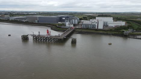sitio de fabricación de alimentos tilda ltd en el río támesis essex reino unido imágenes de drones