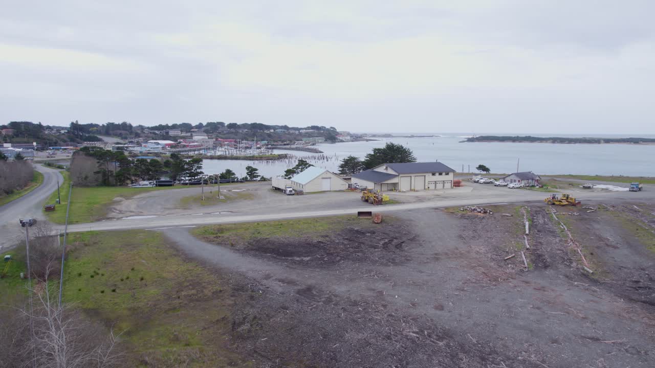 강 옆의 버려진 빈 땅과 보트 야드 위의 부드러운 공중 인형