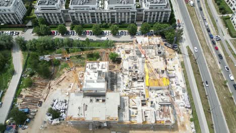 vista aérea del sitio de construcción con grúa y edificio