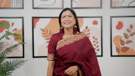 Indische-Frau-Entspannt-Und-Meditiert