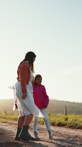 Niño-En-El-Campo-Con-Juguete,-Mamá