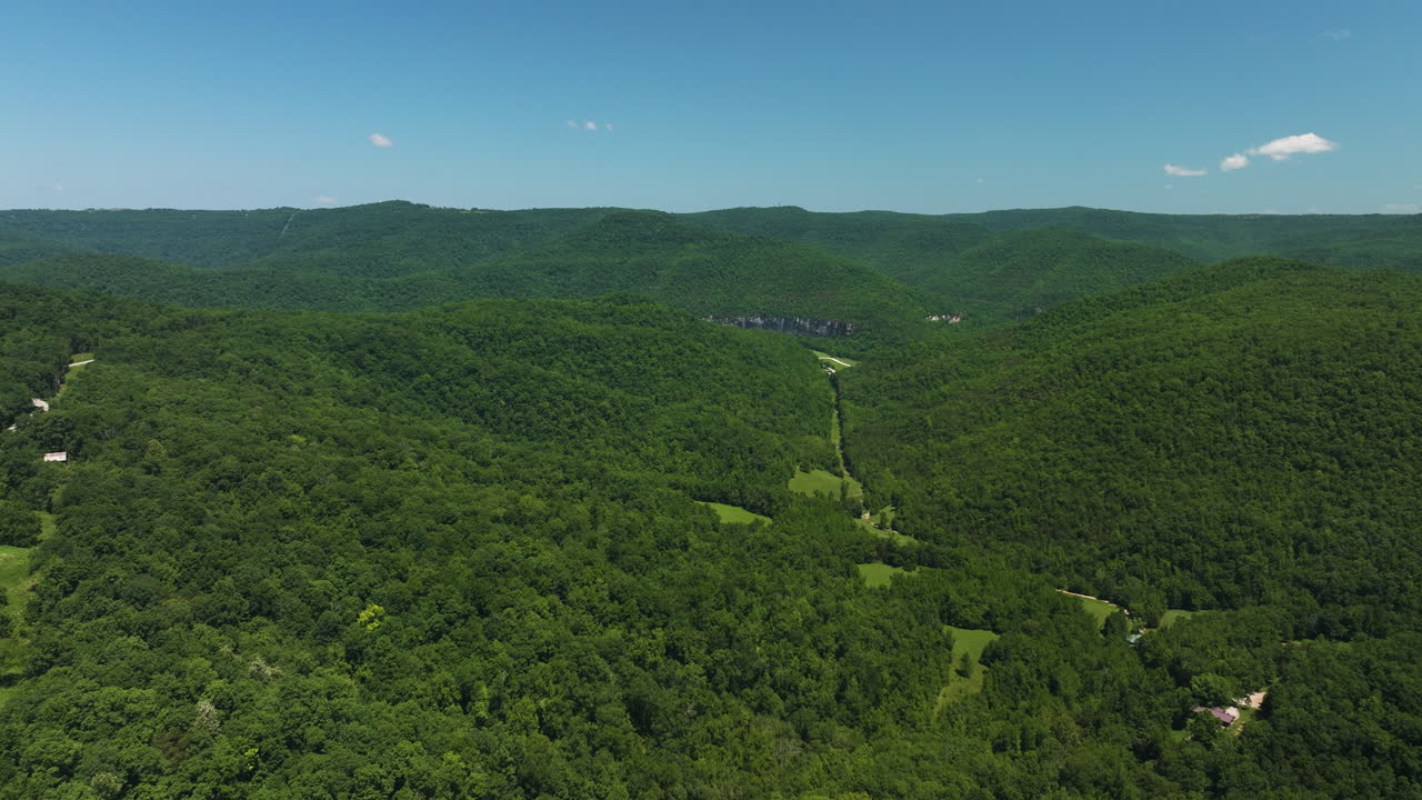 vista lejana del campamento de steel creek a lo largo del río buffalo bajo roark bluff en arkansas, ee.uu.